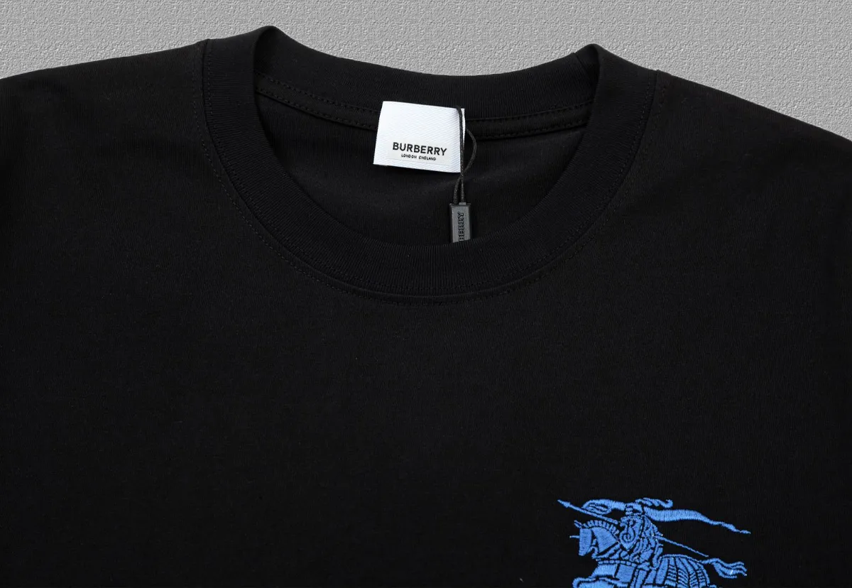 P85✨🔥 [BURBERRY] 2026FW short-sleeved T-shirt, embroidery technology, Premium 26s double yarn 300g fabric, heavy fabric, custom stretcher rib, same vat and dye, complete three standards, same style for men and women, color: Black White, Size: S M L XL XXL